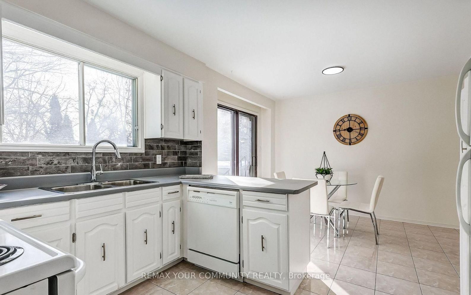 Detached House for sale at 37 Mackay Drive, Richmond Hill, Ontario, L4C 6N9 - South Richvale - MLS: N12750320