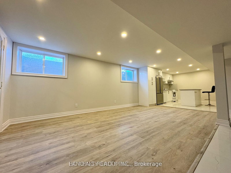 Lower 2 Barker Crt, Markham, L3P 3X8 | Image 2