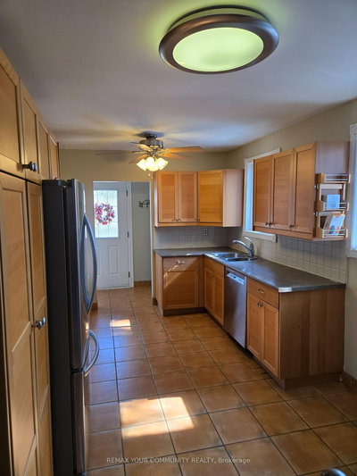 Main Floor-18 Collins Crescent, Aurora, Ontario image-0-4