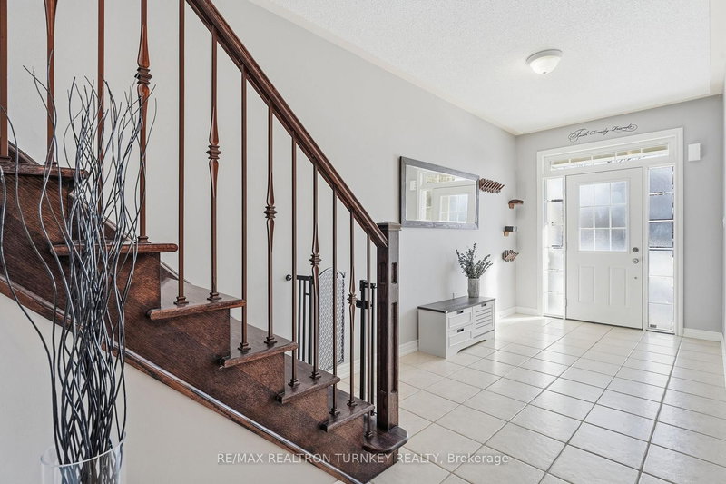 86 Donald Stewart Cres, East Gwillimbury, L0G 1M0 | Image 3