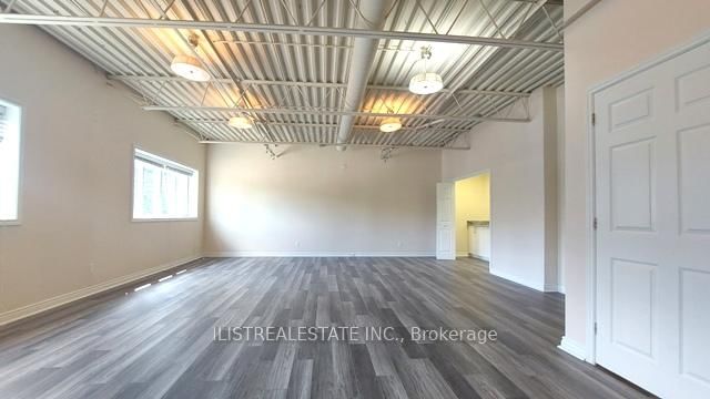 458 Service Road, Unit Upper - Photo 3
