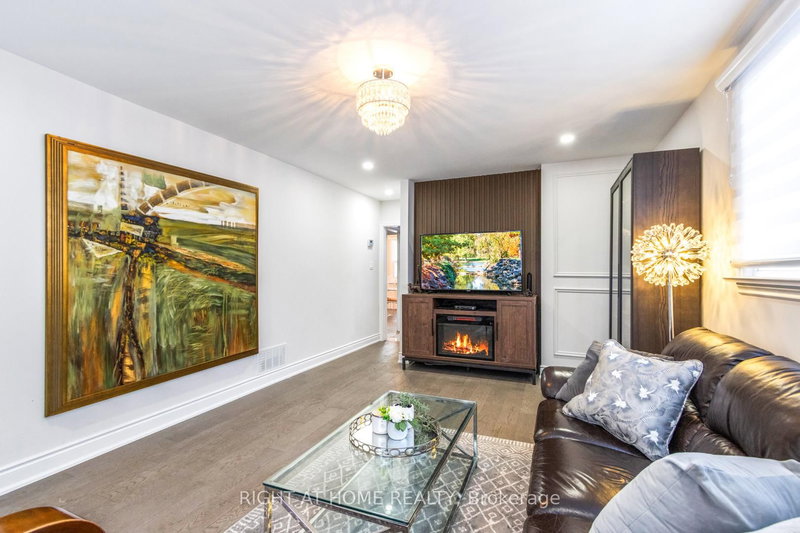 735 Srigley St, Newmarket, L3Y 1X6 | Image 2