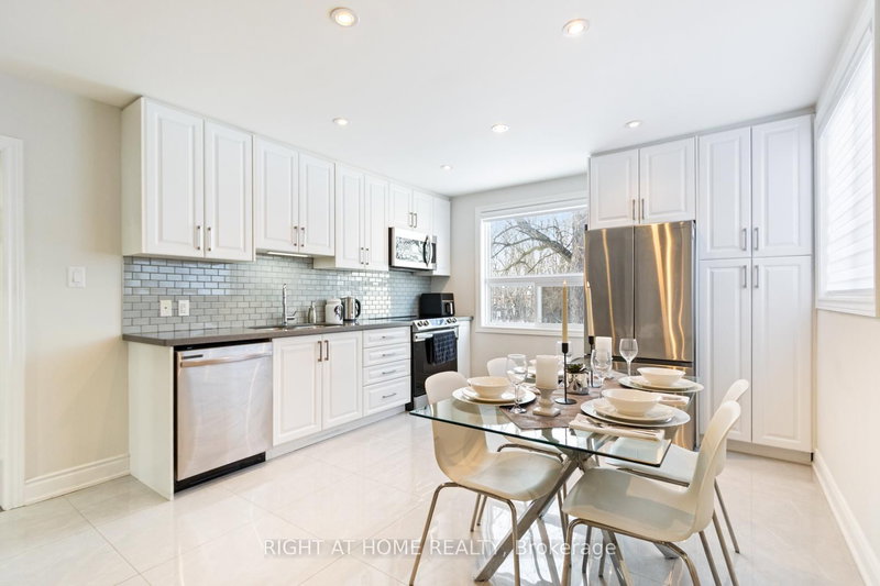 735 Srigley St, Newmarket, L3Y 1X6 | Image 3