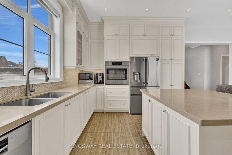 70 Bond Cres, Richmond Hill, L4E 3K4 | Image 3