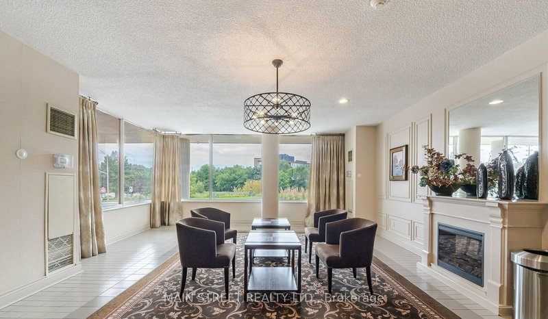 314 - 326 Major Mackenzie Dr E, Richmond Hill, L4C 8T4 | Image 3