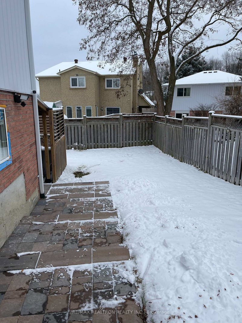 Lower L - 438 Bristol Rd, Newmarket, L3Y 6T3 | Image 2