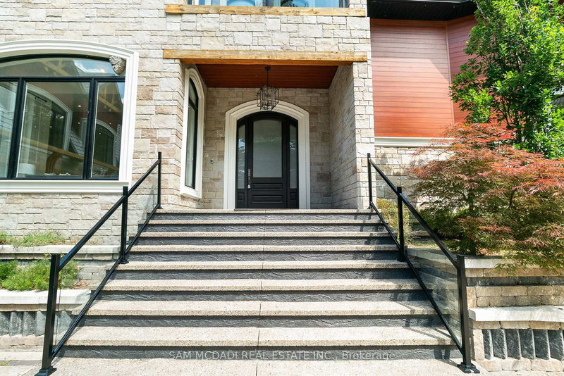 15 Glenview Heights Lane, King, L3Y 4V9 | Image 2