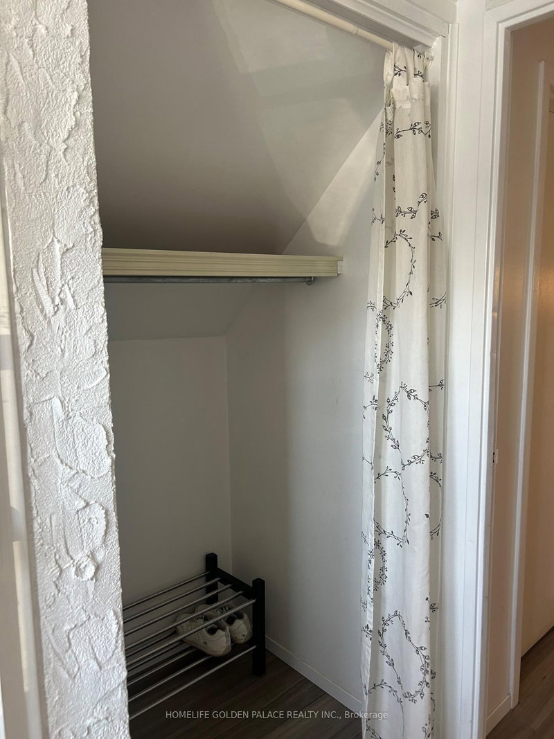 734 Pam Cres, Newmarket, L3Y 5B6 | Image 2