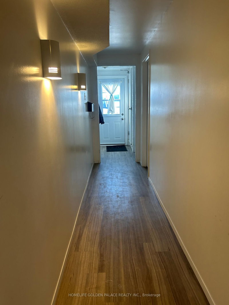 734 Pam Cres, Newmarket, L3Y 5B6 | Image 3