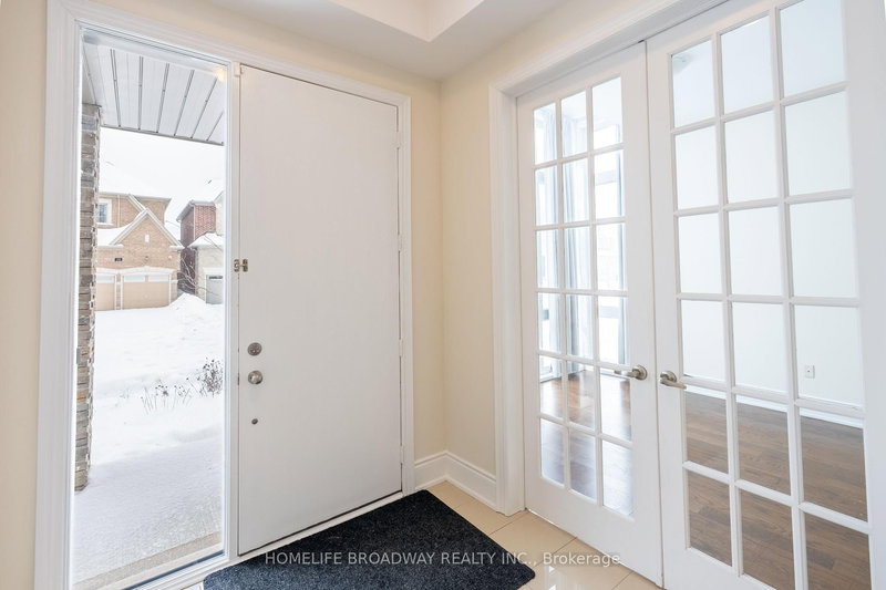 166 Conklin Cres, Aurora, L4G 0Z2 | Image 2