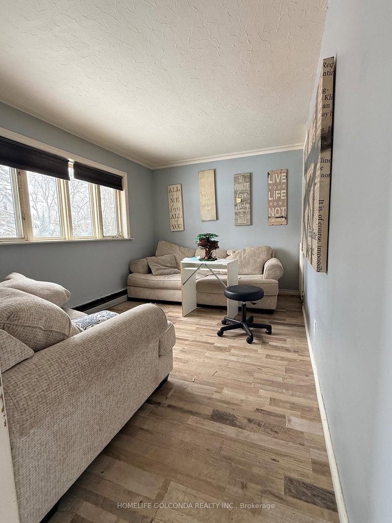46 Elm Grove Ave S, Richmond Hill, L4E 2V3 | Image 3