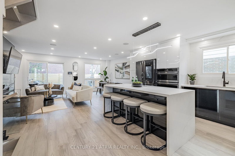 42 Coventry Crt, Richmond Hill, L4C 8B8 | Image 3