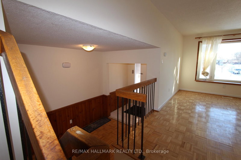 22 Springhead Gdns, Richmond Hill, L4C 5B9 | Image 3