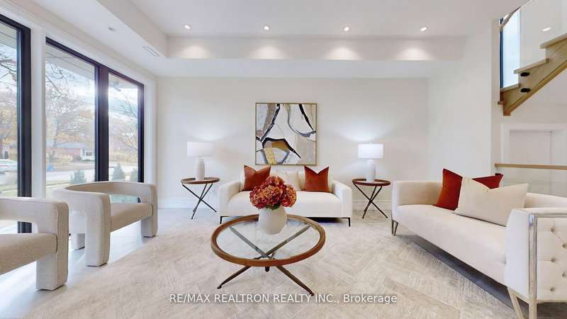 84 Murray Dr, Aurora, L4G 2C3 | Image 2