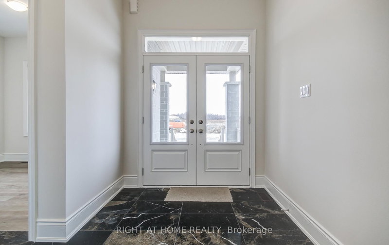 51 Lorrain Hand Cres, Georgina, L4P 0T2 | Image 2