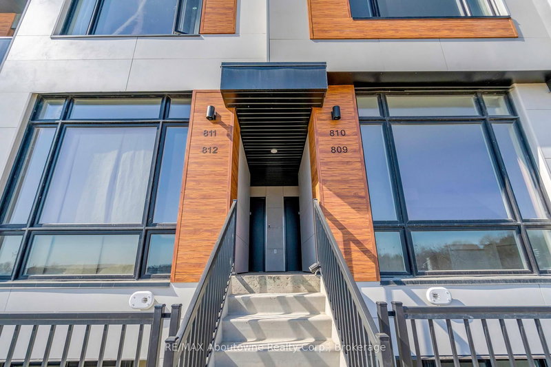 TH810 - 3 Steckley House Lane, Richmond Hill, L4S 1L9 | Image 2