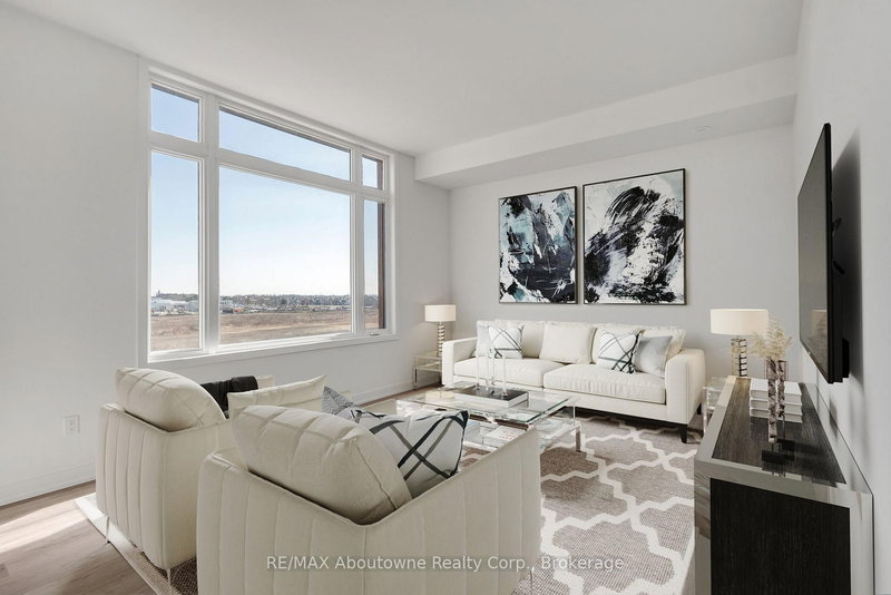 TH810 - 3 Steckley House Lane, Richmond Hill, L4S 1L9 | Image 3