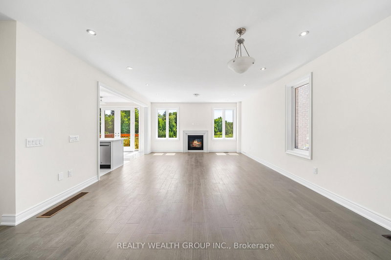 261 Seaview Hts, East Gwillimbury, L9N 0Z1 | Image 2