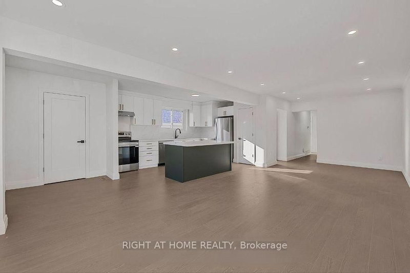 Main - 703 Sunnypoint Dr, Newmarket, L3Y 2Z7 | Image 3