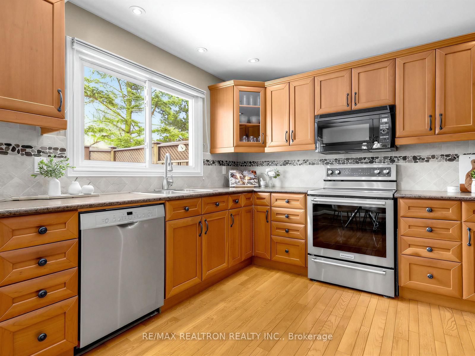 Detached House sold at 35 Sir Galahad Place, Markham, Ontario, L3P 3K7 - Markham Village - MLS: N12778752