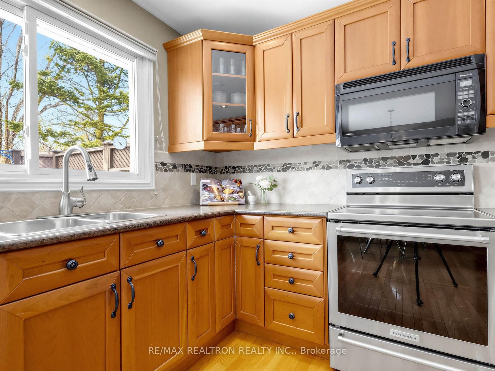 Detached House sold at 35 Sir Galahad Place, Markham, Ontario, L3P 3K7 - Markham Village - MLS: N12778752