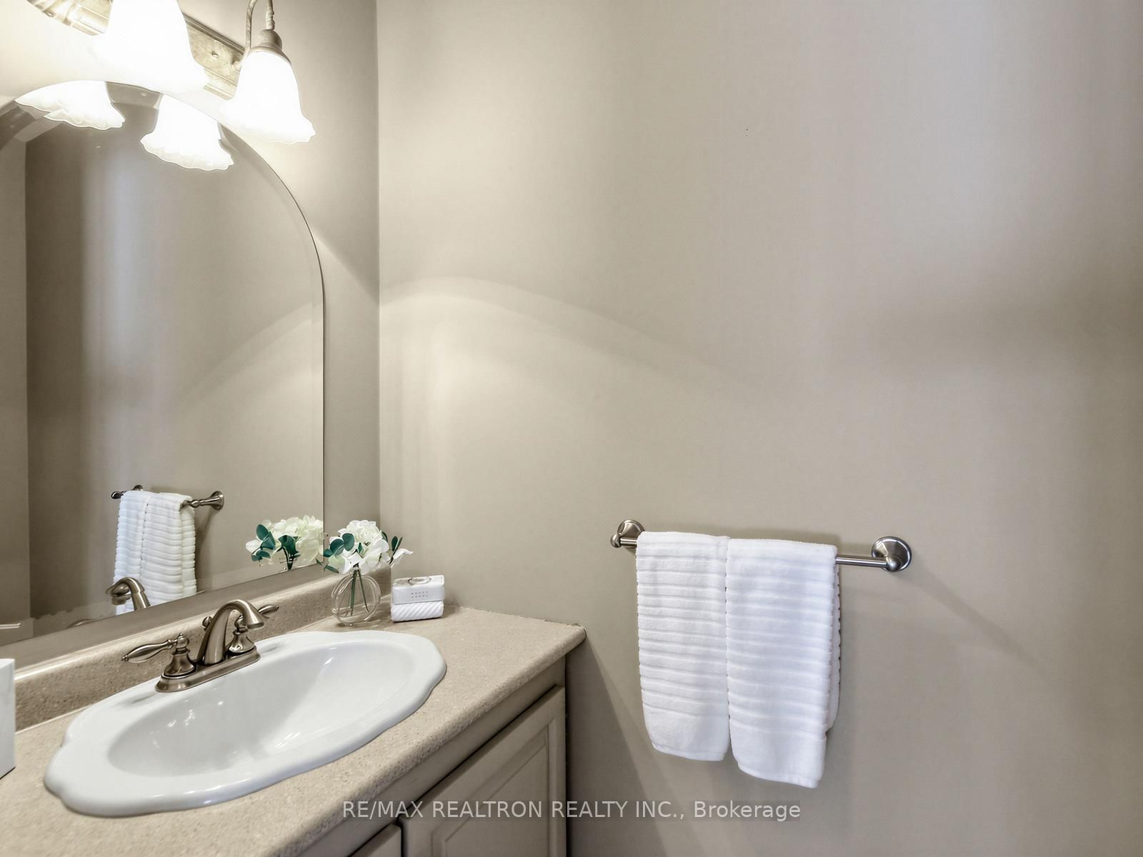 Detached House sold at 35 Sir Galahad Place, Markham, Ontario, L3P 3K7 - Markham Village - MLS: N12778752