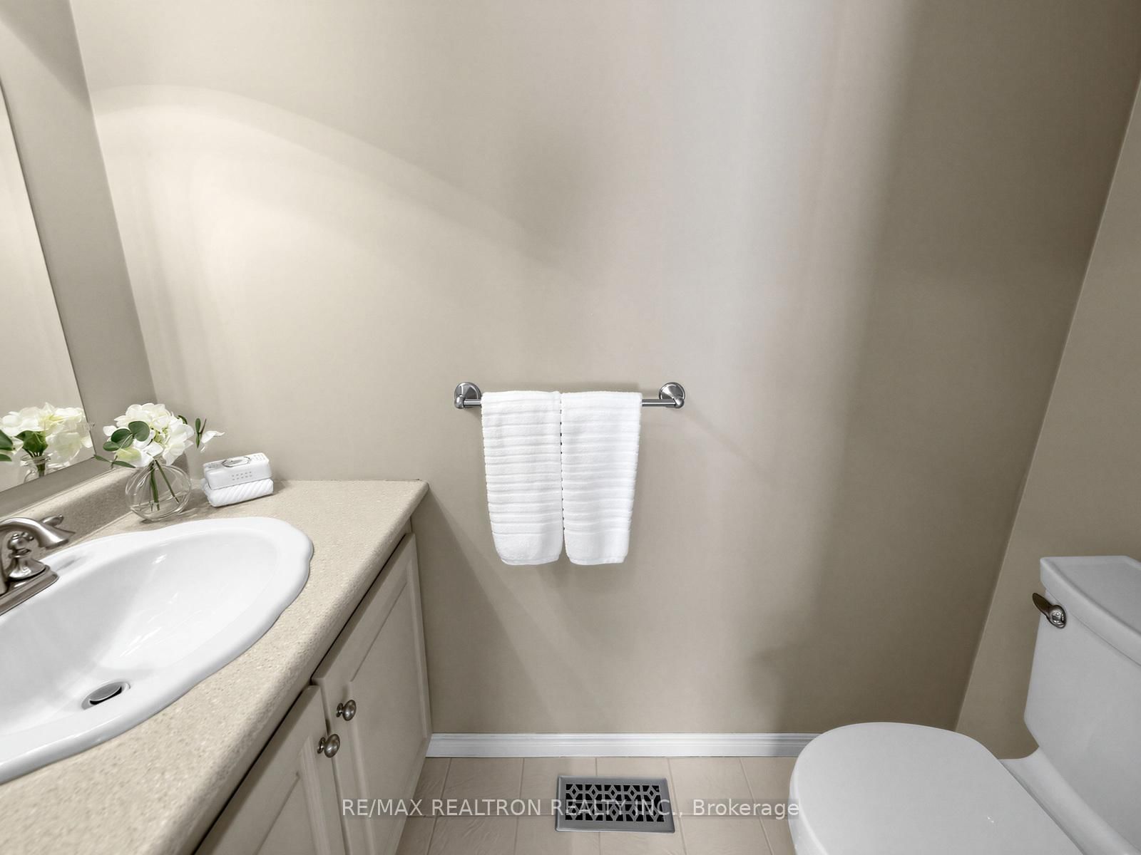 Detached House sold at 35 Sir Galahad Place, Markham, Ontario, L3P 3K7 - Markham Village - MLS: N12778752