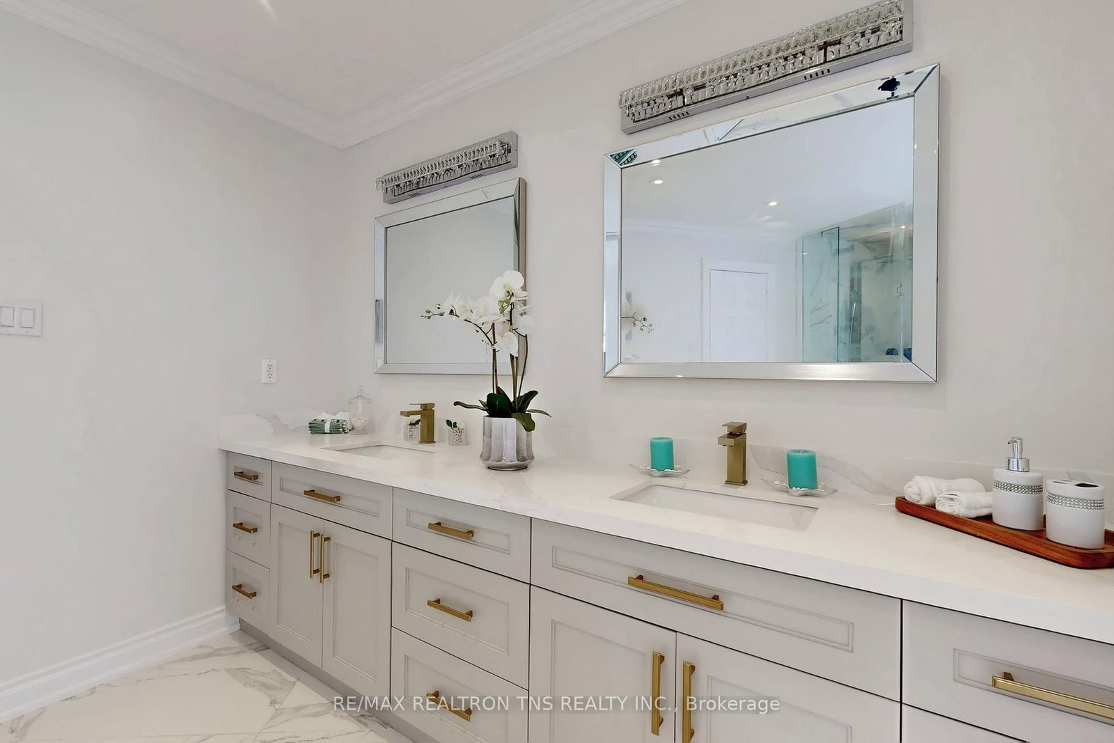 Detached House for sale at 11 Delevan Court, Richmond Hill, Ontario, L4B 3W8 - Bayview Hill - MLS: N12780610