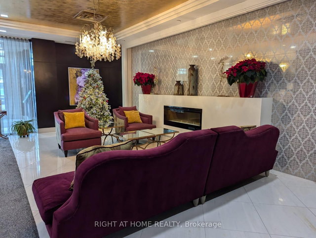 702 - 520 Steeles Avenue W