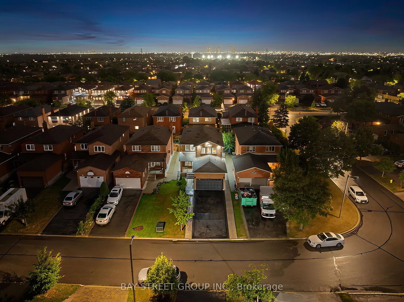 34 Lamp Cres, Vaughan, L4L 6J9 | Image 2