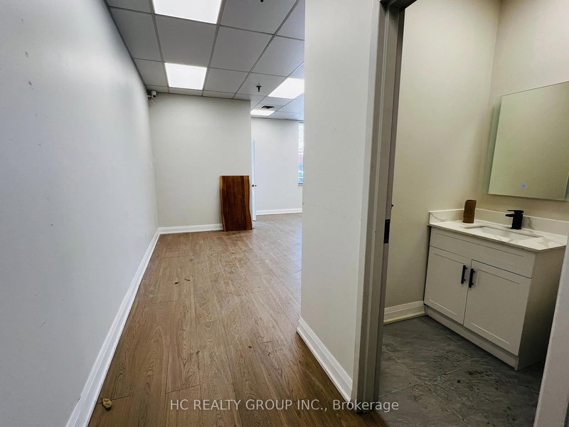 13 - 25 West Beaver Creek Rd, Richmond Hill, L4B 1K4 | Image 3