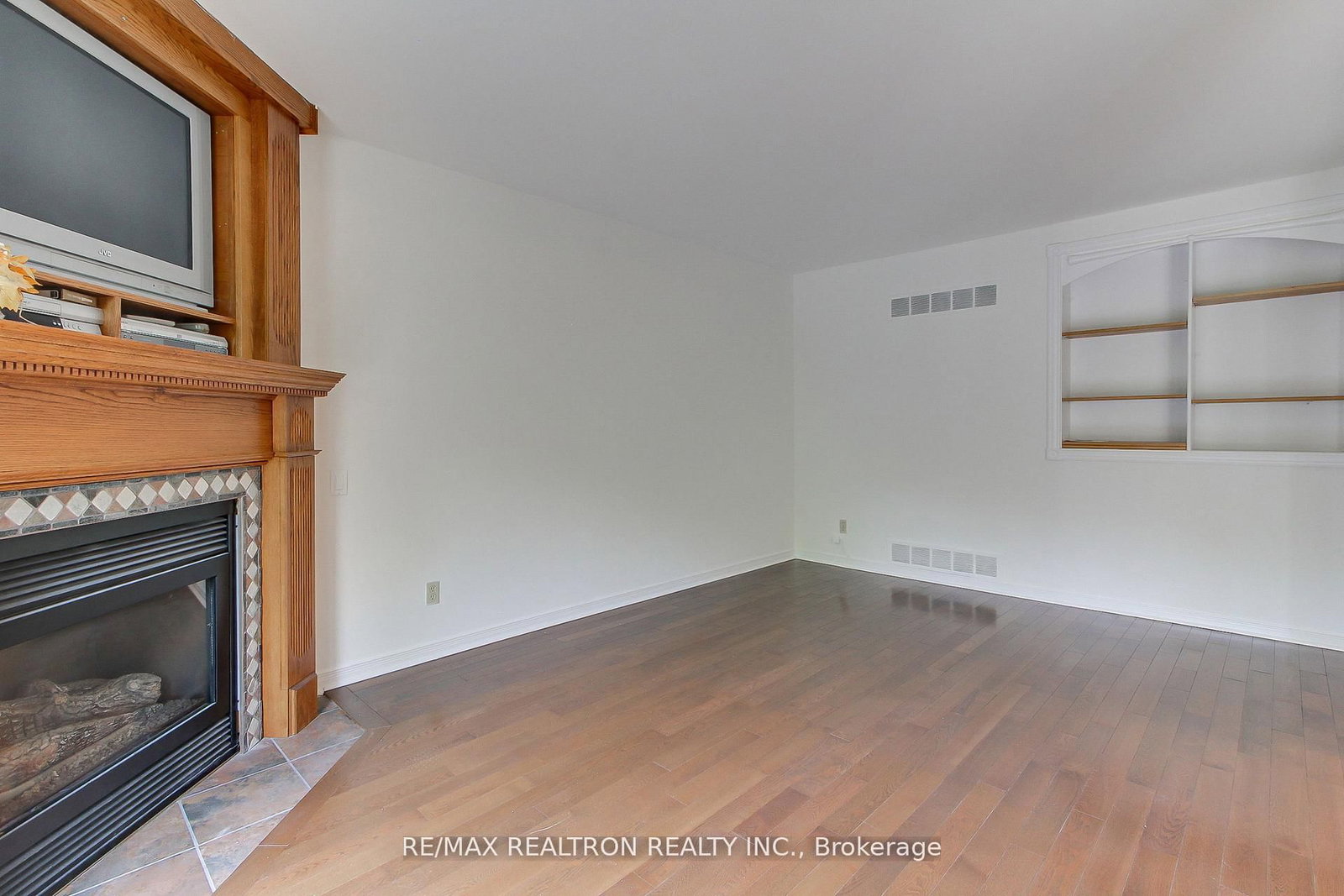 Detached House for sale at 19 Crystal Drive, Richmond Hill, Ontario, L4C 7Z4 - Mill Pond - MLS: N12786294