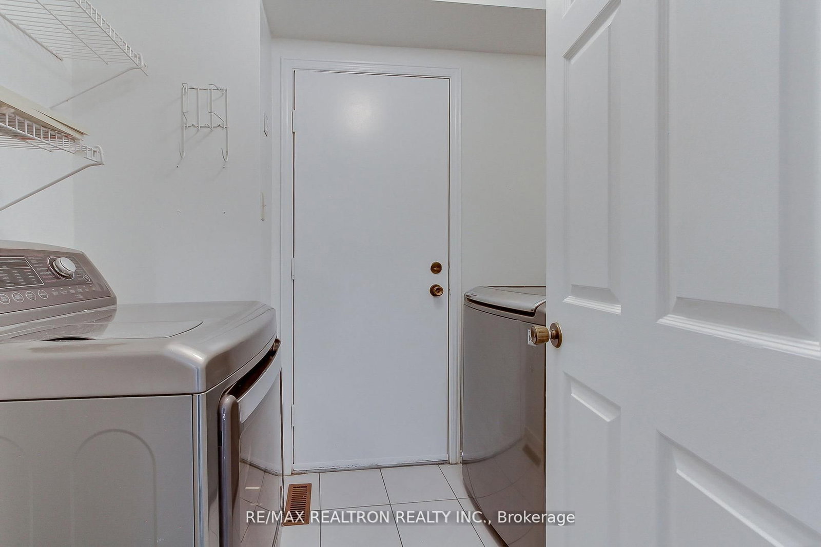 Detached House for sale at 19 Crystal Drive, Richmond Hill, Ontario, L4C 7Z4 - Mill Pond - MLS: N12786294