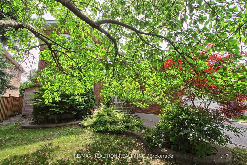 19 Crystal Dr N, Richmond Hill, L4C 7Z4 | Image 3