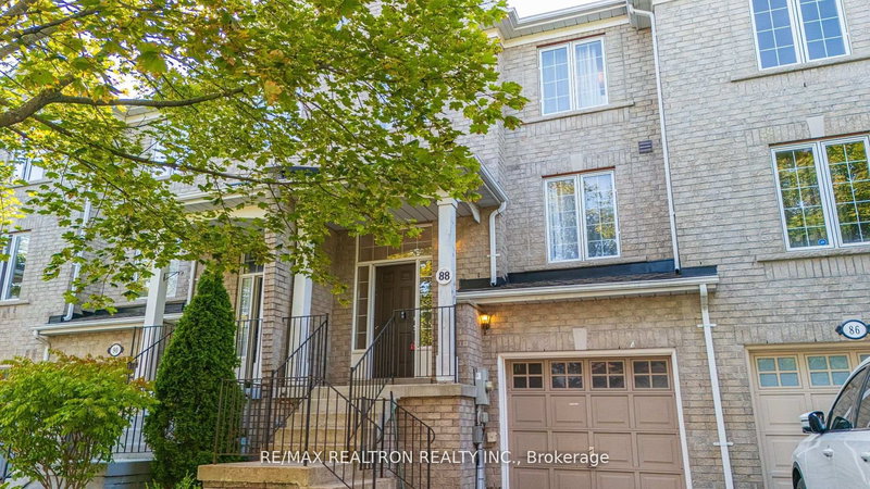 88 Banbrooke Cres, Newmarket, L3X 2W9 | Image 3
