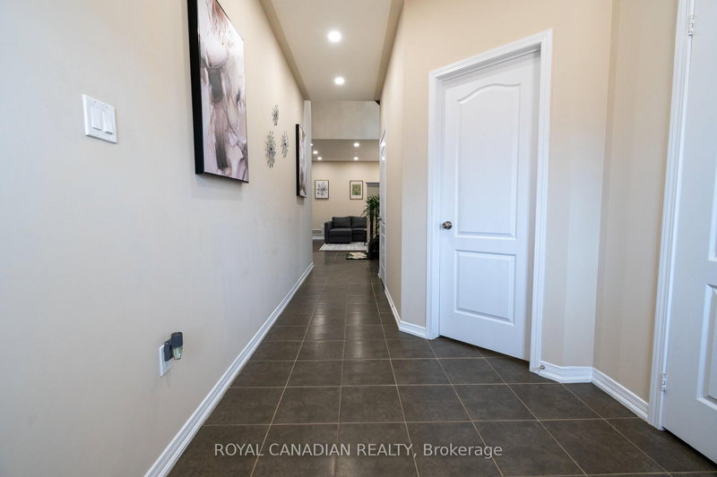 213 Richardson Cres, Bradford West Gwillimbury, L3Z 0R5 | Image 2