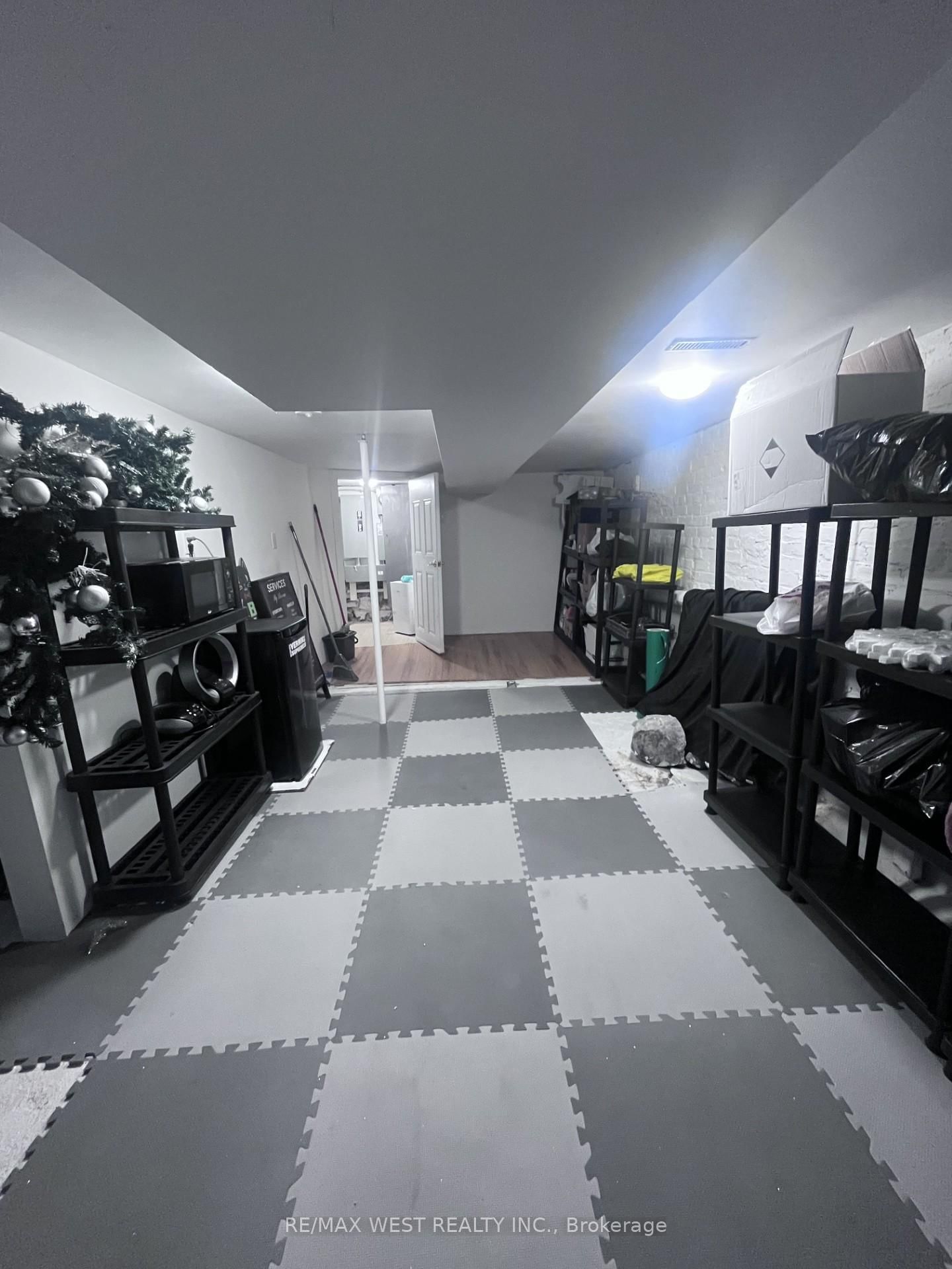 5 Holland Street E - Photo 18