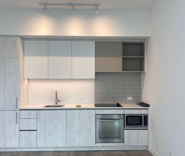 805 - 1000 Portage Parkway