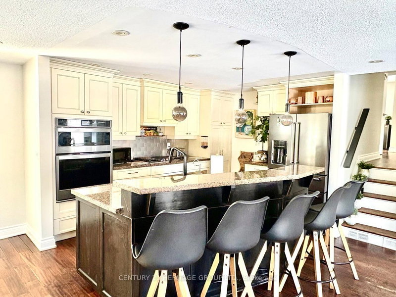 22 Cedar Cres, Aurora, L4G 3J8 | Image 3