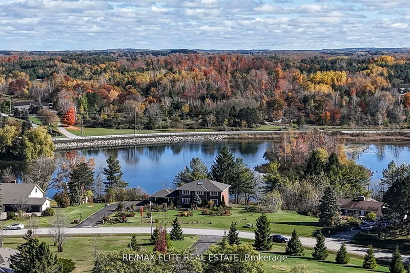 9 Island Lake Dr, Whitchurch-Stouffville, L4A 7X4 | Image 2