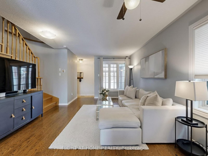 605 Willowick Dr, Newmarket, L3X 2A9 | Image 2