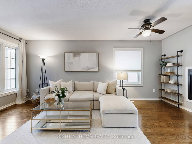 605 Willowick Dr, Newmarket, L3X 2A9 | Image 3