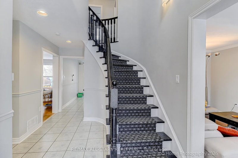 Main Floor - 6 Amberview Dr, Georgina, L4P 3X6 | Image 3