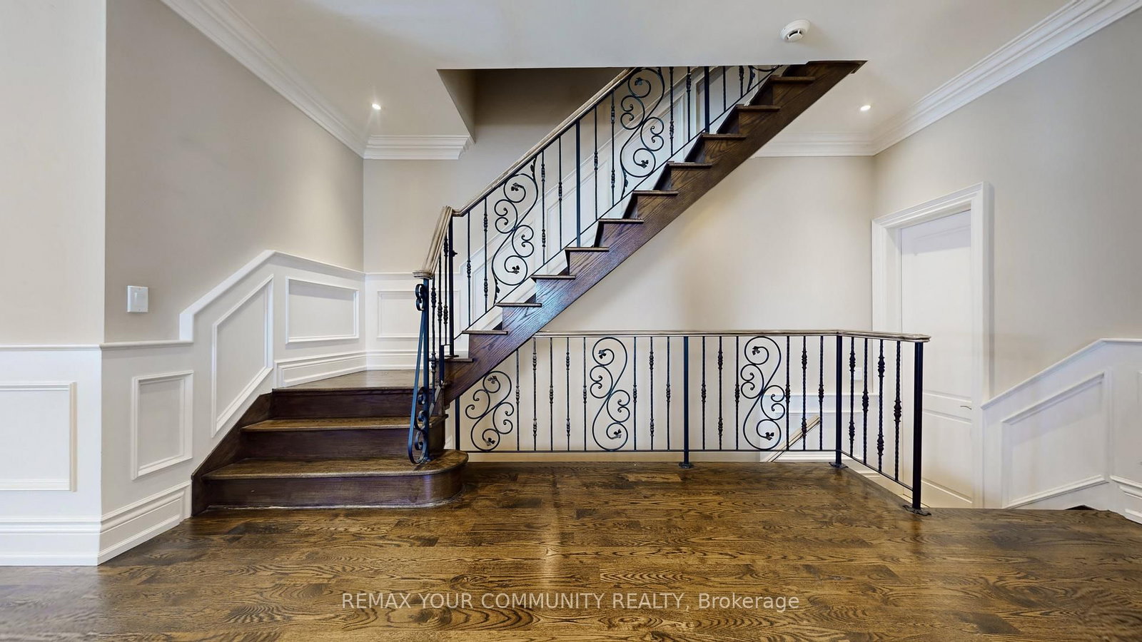 Detached House for sale at 83 Hunt Avenue, Richmond Hill, Ontario, L4C 4H1 - Mill Pond - MLS: N12798530