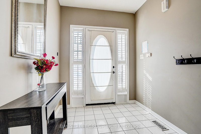 68 Woodroof Cres, Aurora, L4G 7H4 | Image 2