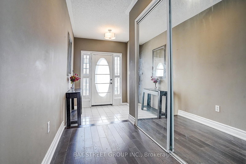 68 Woodroof Cres, Aurora, L4G 7H4 | Image 3