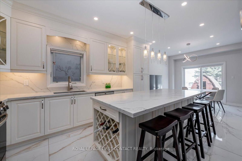 136 Noble Dr, Bradford West Gwillimbury, L3Z 2A5 | Image 2