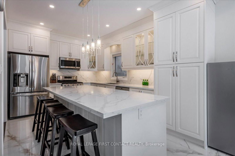 136 Noble Dr, Bradford West Gwillimbury, L3Z 2A5 | Image 3