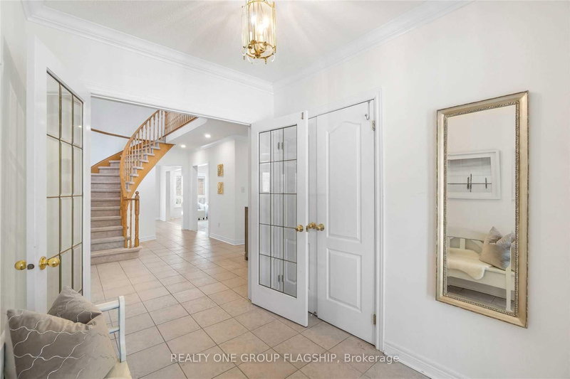 355 Carruthers Ave, Newmarket, L3X 2B7 | Image 2