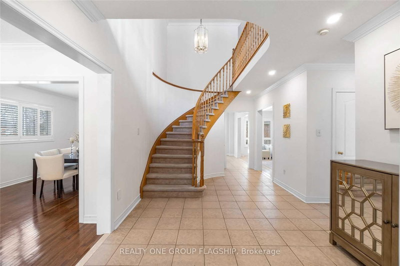 355 Carruthers Ave, Newmarket, L3X 2B7 | Image 3